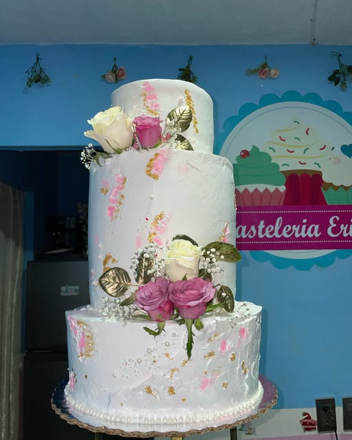 Pastel recién decorado en el mostrador de Pastelería Erica