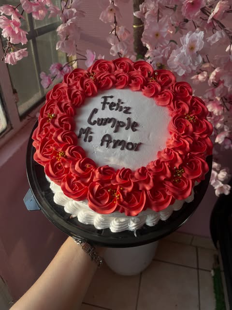 Pastel de rosas rojas, hecho por Pastelería Erica