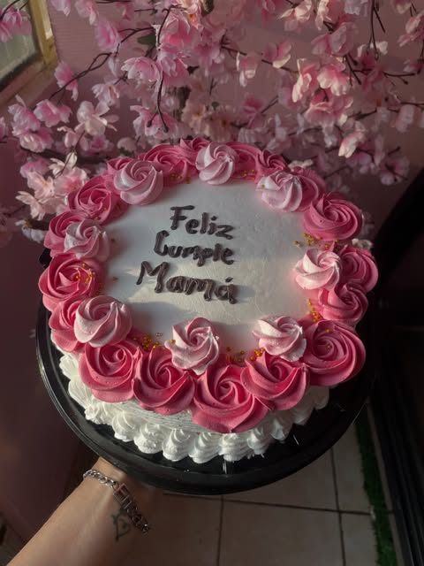 Pastel de rosetas rosas para mamá, hecho por Pastelería Erica