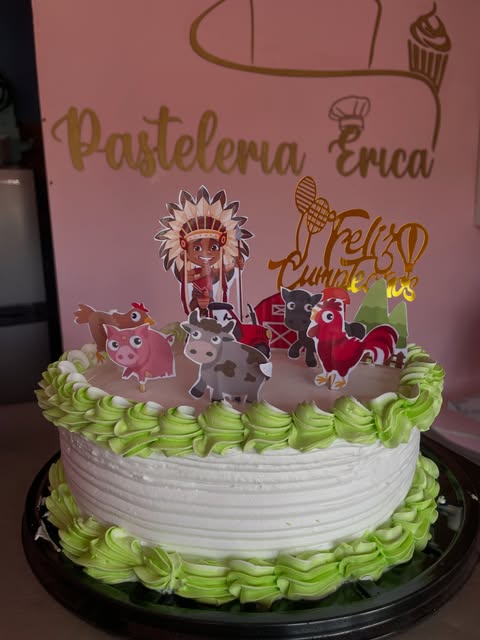 Pastel personalizado en el mostrador de Pastelería Erica