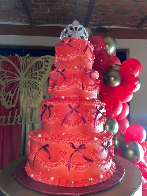 Pastel de XV años rosa con tiara, hecho por Pastelería Erica